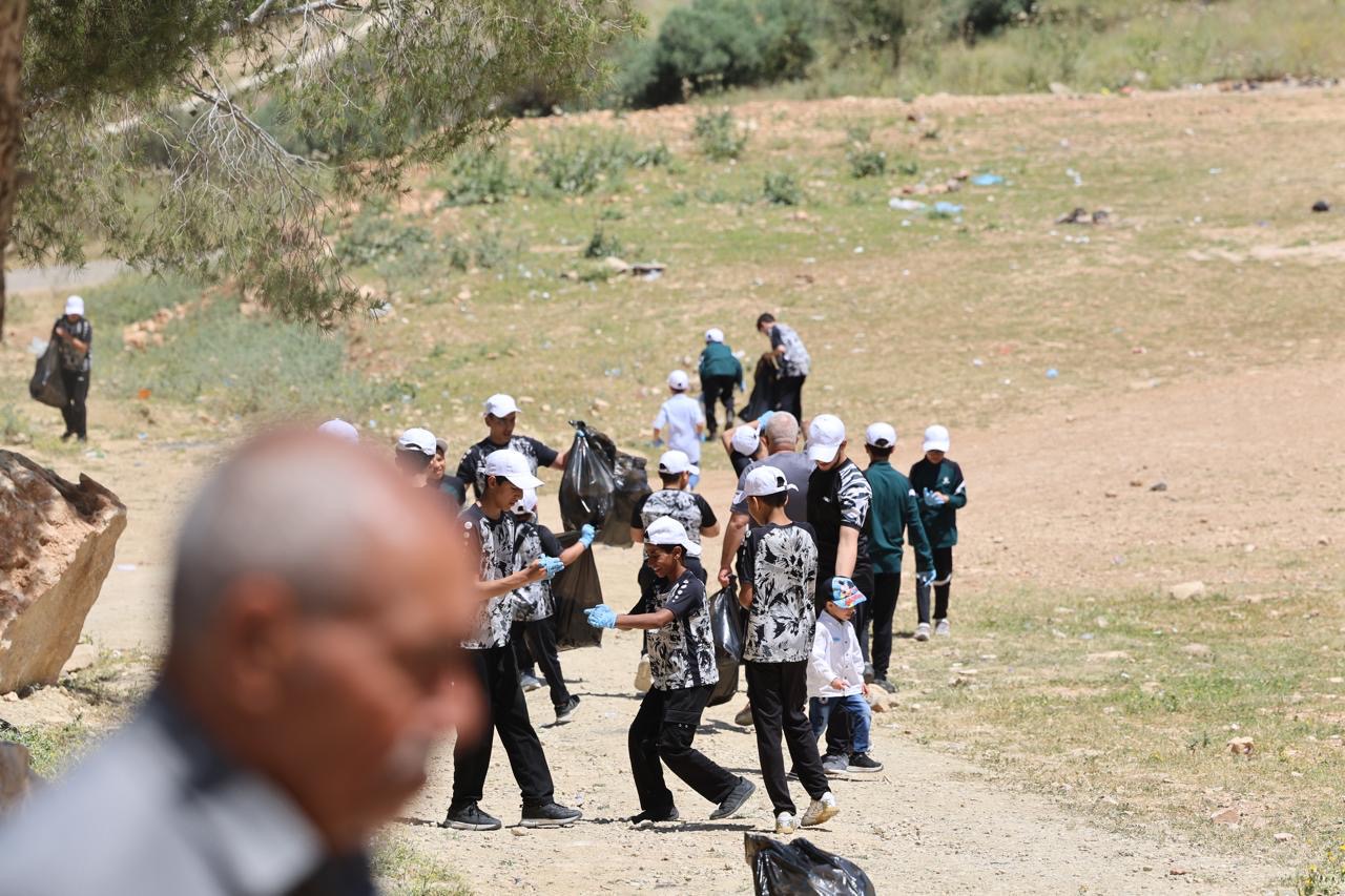 وزارة السياحة تنفذ حملات نظافة في مواقع سياحية بالبلقاء لتعزيز الوعي البيئي