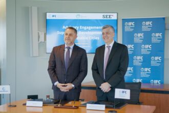 مجموعة "سي القابضة" ومؤسسة التمويل الدولية تعلنان عن شراكة استراتيجية لاستنساخ نموذج "المدينة المستدامة" في الأسواق الناشئة