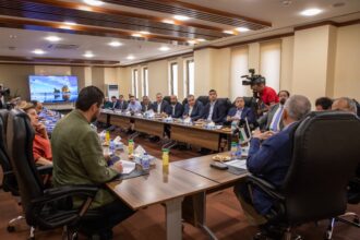 وزير السياحة والآثار يعقد اجتماعاً مع ممثلي القطاع السياحي في العقبة