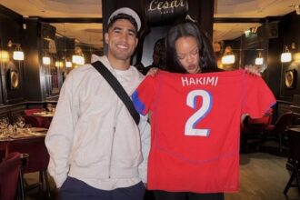 أشرف حكيمي يُهدي ريهانا قميصه الجديد