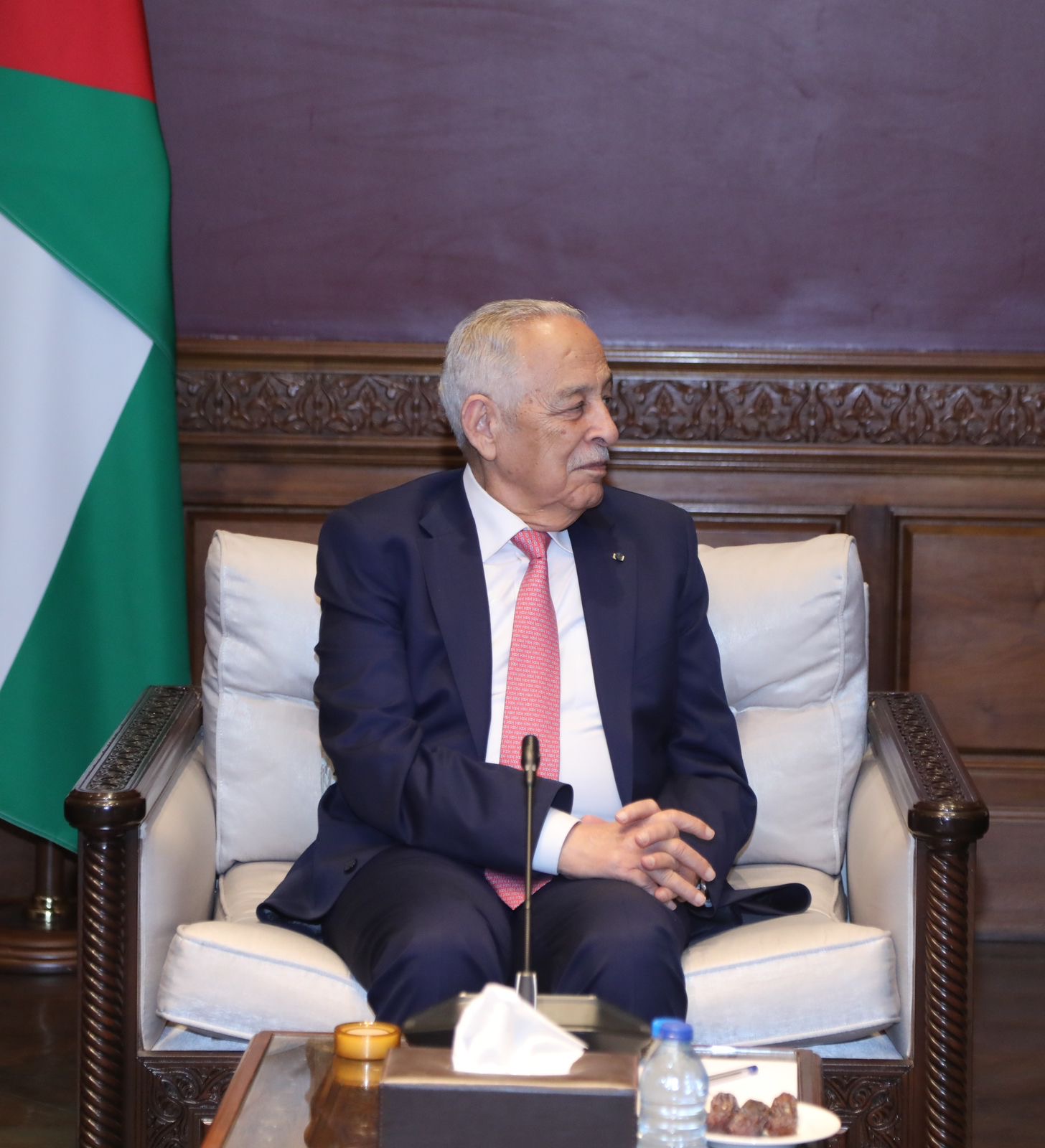 العيسوي ينقل تمنيات الملك وولي العهد بالشفاء للوزير أبو جنيب الفايز