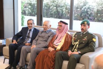 مندوبا عن الملك وولي العهد ..رئيس الديوان الملكي يعزي إل إرشيد وعشيرتي الحديد والمجالي