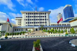 الحكومة تراجع نظام دعم الطالب الجامعة