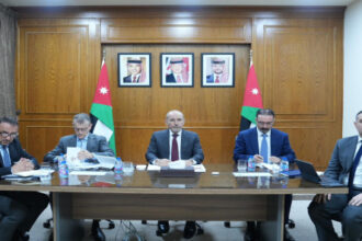 الصفدي يطالب بموقف دولي موحد بشأن هرمز