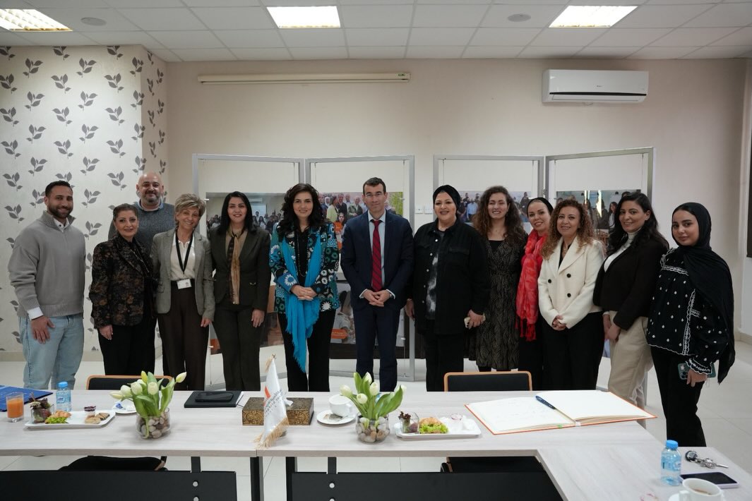 سفير الاتحاد الأوروبي يزور مؤسسة الأميرة تغريد