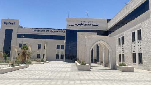بلدية معان توسع التشجير وتجميل الميادين