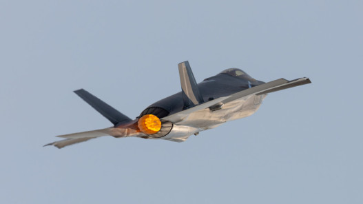 إنقاذ أميركي لطيار بعد إسقاط مقاتلة بإيران