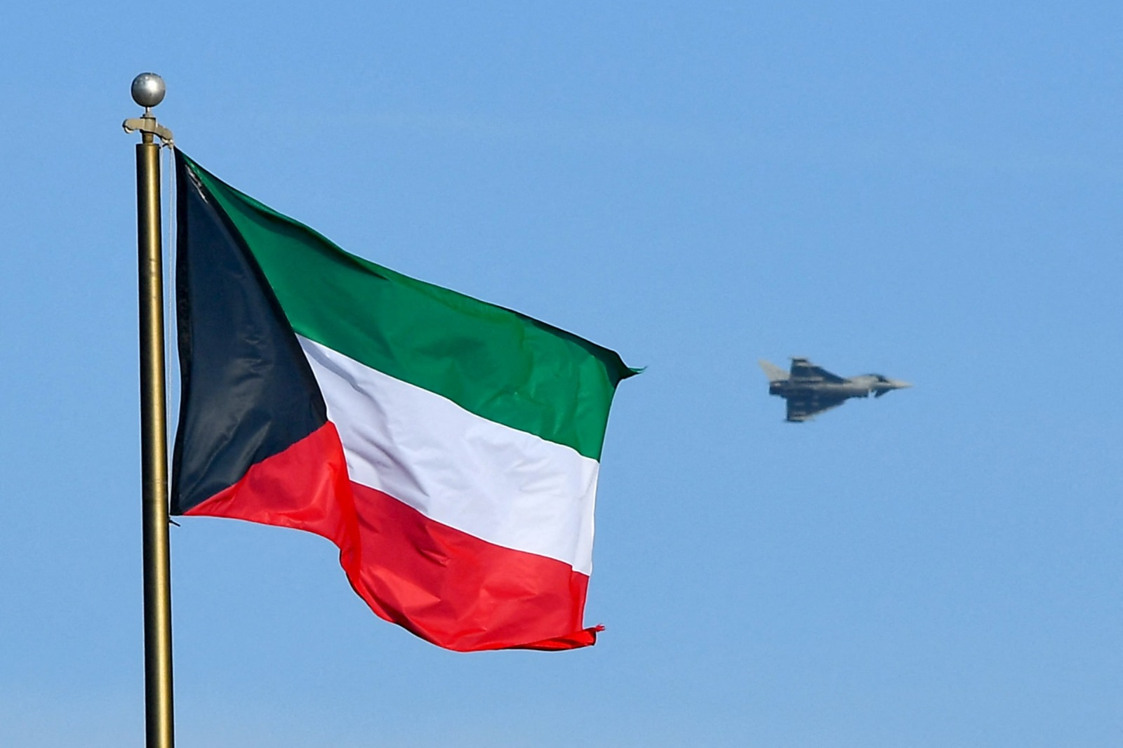 الدفاع الكويتية تتصدى لهجوم جوي إيراني جديد
