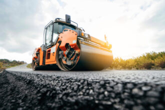 الأشغال تطلق صيانة طرق حيوية بإقليم الشمال