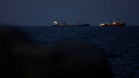 هيئة بريطانية ترصد مقذوفات قرب سفينة بالإمارات