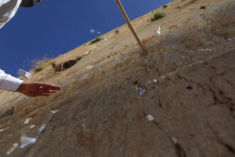 المحكمة الإسرائيلية تسمح بدخول 100 يهودي