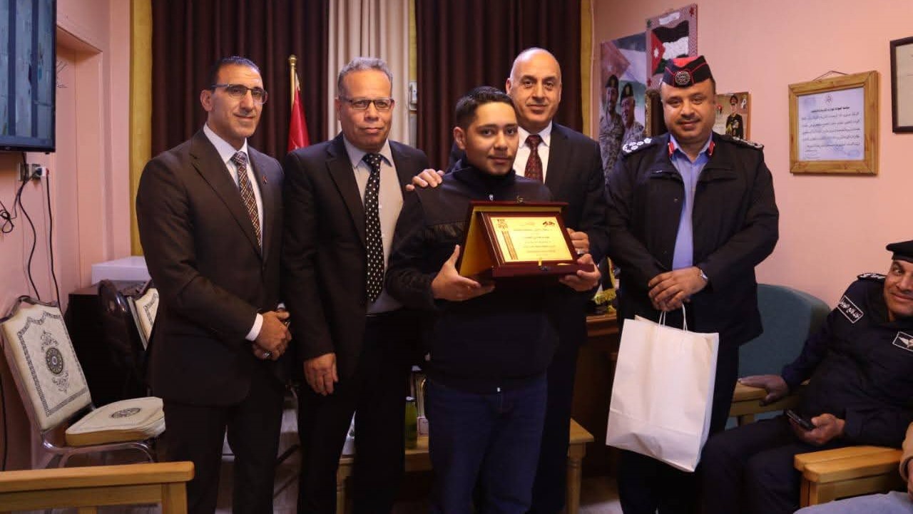 تربية بصيرا تكرم طلبة متفوقين على المملكة