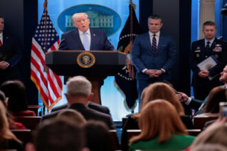 ترامب: أرسلنا 200 عنصر لإنقاذ طاقم داخل إيران