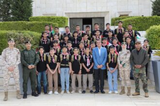 العدوان يطلق معسكرًا كشفيًا لتتبع مسار الثورة