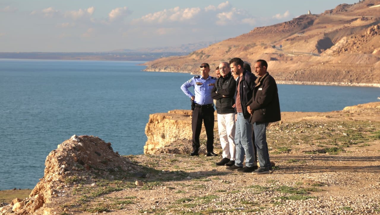 وزير الأشغال يتفقد مشاريع حماية طريق البحر الميت