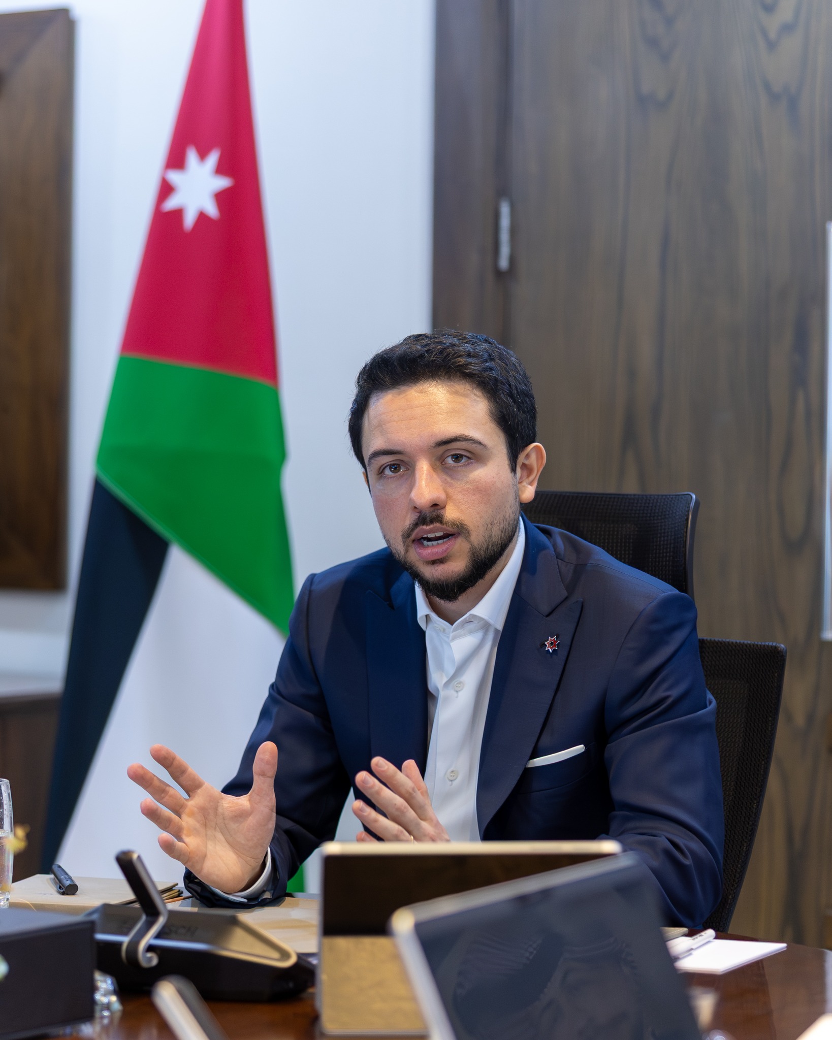 ولي العهد يدعو لتوسيع خدمات تطبيق سند