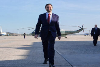 فانس يتوجه لباكستان لبحث إنهاء حرب إيران