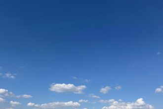 سد الملك طلال يجذب المتنزهين مع ارتفاع الحرارة