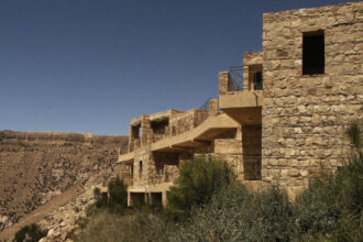 بيت ضيافة ضانا تحفة معمارية في قلب الطبيعة