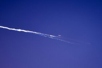 إصابة 25 إسرائيليًا وسقوط شظايا صاروخية بعد قصف إيراني جديد