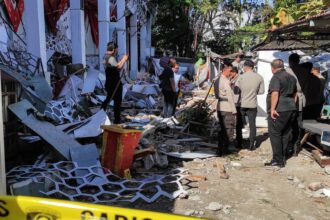 زلزال بقوة 7.4 يضرب إندونيسيا ويتسبب بموجات تسونامي وأضرار مادية