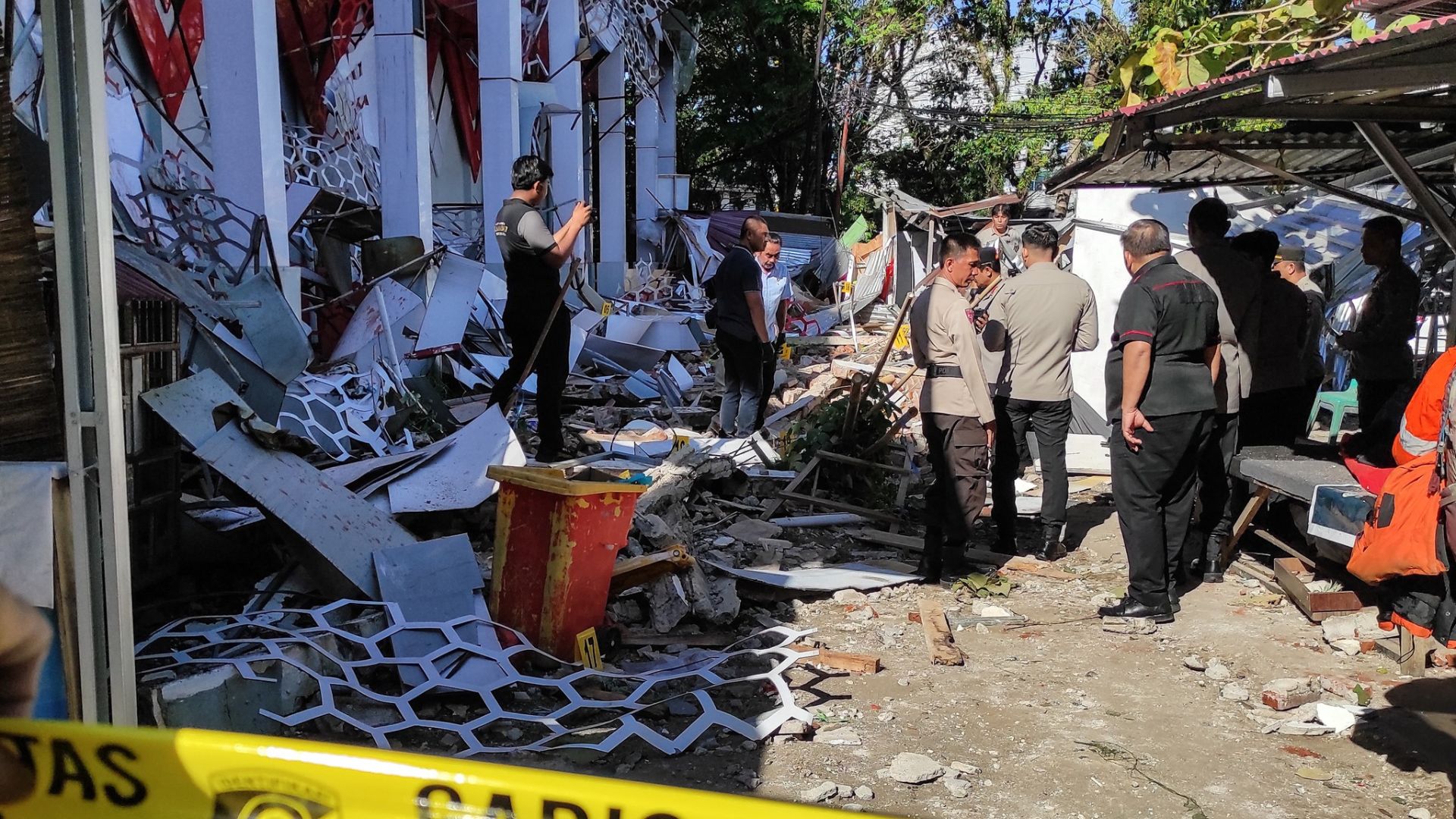 زلزال بقوة 7.4 يضرب إندونيسيا ويتسبب بموجات تسونامي وأضرار مادية