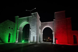 أم الجمال تضيء موقعها الأثري بألوان العلم