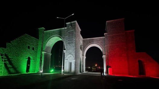 صورة حول : أم الجمال تضيء موقعها الأثري بألوان العلم أم الجمال تضيء موقعها الأثري بألوان العلم