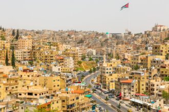 أجواء مغبرة وباردة نسبياً السبت وتحذيرات من تدني الرؤية