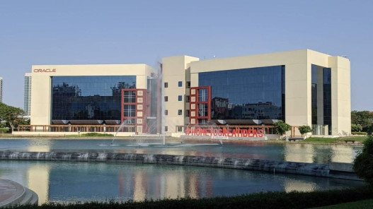 دبي: لا إصابات بعد سقوط حطام على مبنى أوراكل إثر اعتراض جوي