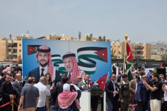 أجواء وطنية تزين الزرقاء في يوم العلم