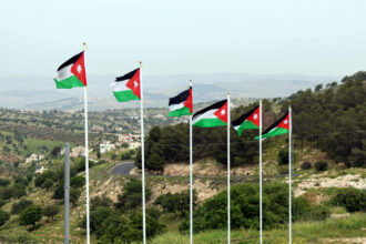 بلديات المملكة ترفع 750 ألف علم بيوم العلم