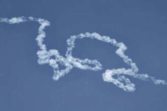 إصابة شخص إثر سقوط شظايا على منشأة صناعية في أبوظبي بعد اعتراض جوي