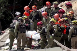 انتشال 4 جثث من تحت أنقاض مبنى دمره صاروخ إيراني في حيفا