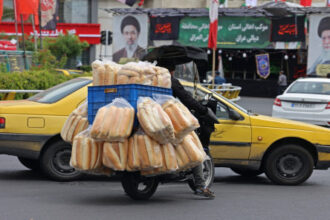 انقطاع الإنترنت في إيران يضر الاقتصاد والأعمال