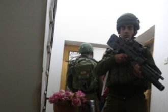 استشهاد فلسطينية مسنة بسكتة قلبية خلال اقتحام منزلها في قلقيلية