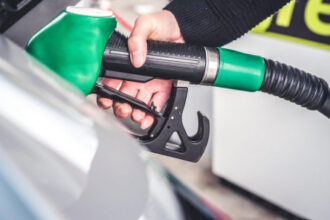 فرنسا: 18% من محطات الوقود تواجه نقصاً بسبب اختلاف سقوف الأسعار لدى شركات النفط