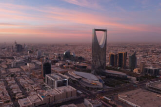 شركات بالرياض تمدد العمل من المنزل وسط مخاوف من تصعيد إيران لمضيق هرمز