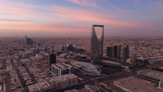 شركات بالرياض تمدد العمل من المنزل وسط مخاوف من تصعيد إيران لمضيق هرمز