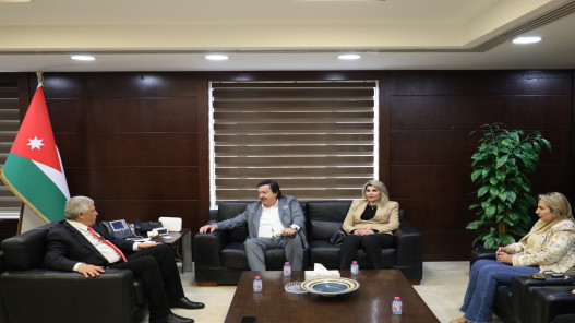 النقل تبحث تنشيط التجارة وتعزيز الربط مع العراق