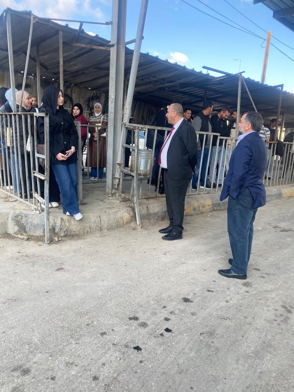 مدير هيئة النقل البري يتفقد خدمات النقل العام ويستمع لملاحظات الطلبة