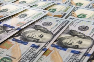 الدولار يتراجع عالمياً بعد إعلان وقف إطلاق النار بين أمريكا وإيران