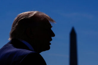 ترامب: القوات الأميركية ستبقى قرب إيران حتى الالتزام الكامل بالاتفاق