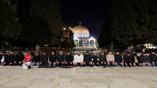 3000 مصل يؤدون صلاة الفجر في الأقصى بعد 40 يوماً من الإغلاق