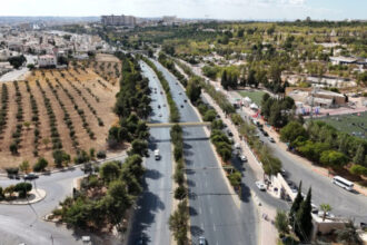 إغلاقات وتحويلات مرورية مؤقتة لتركيب جسر مشاة في شارع الملك عبد الله الثاني