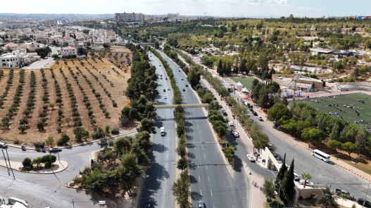 إغلاقات وتحويلات مرورية مؤقتة لتركيب جسر مشاة في شارع الملك عبد الله الثاني