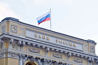 البنك المركزي الروسي يرفع سعر صرف الروبل أمام الدولار