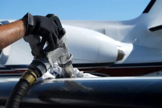 تحذيرات أوروبية من نقص محتمل في وقود الطائرات خلال أسابيع