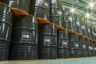 النفط يسجل مكاسب أسبوعية وسط تقلبات حادة