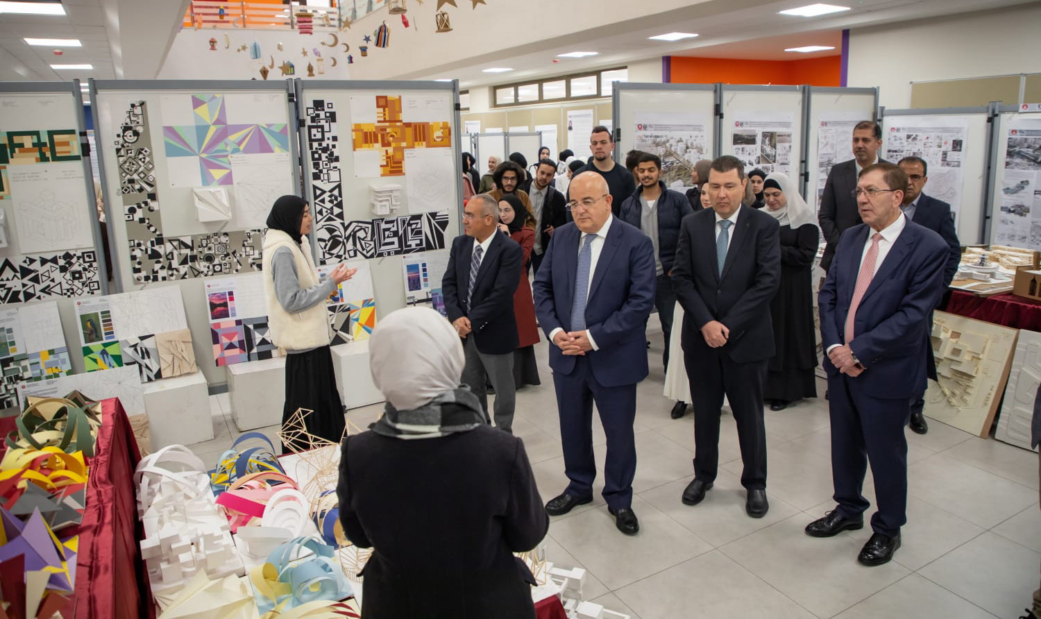 رئيس الجامعة الهاشمية يفتتح معرض مشاريع العمارة 2026